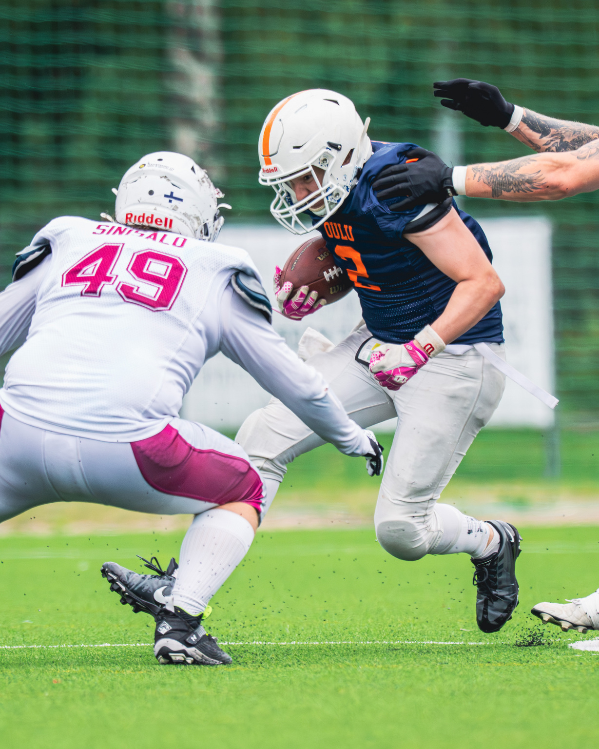 Henri Sinisalo (#49) teki useita tärkeitä taklauksia. Kuva: Tuomo Tomperi